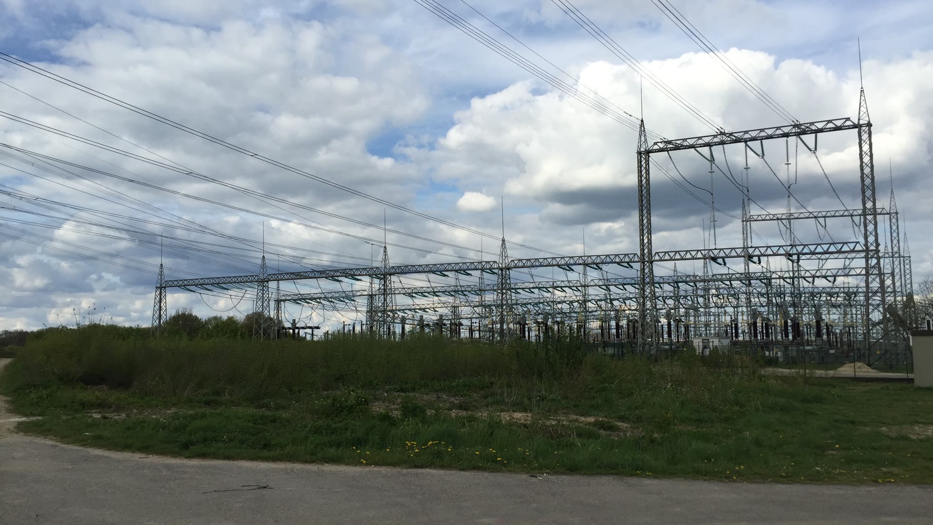 380-Kilovolt-Schaltanlage des Umspannwerks Westerkappeln unter bewölktem Himmel.